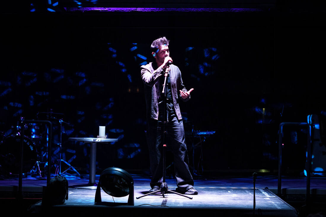 Pedro Parlo en el escenario, plano abierto