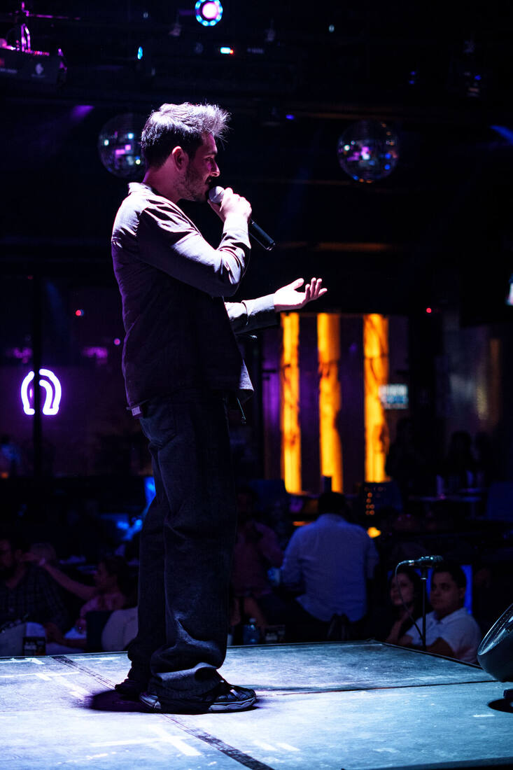 Pedro Parlo cantando frente al público