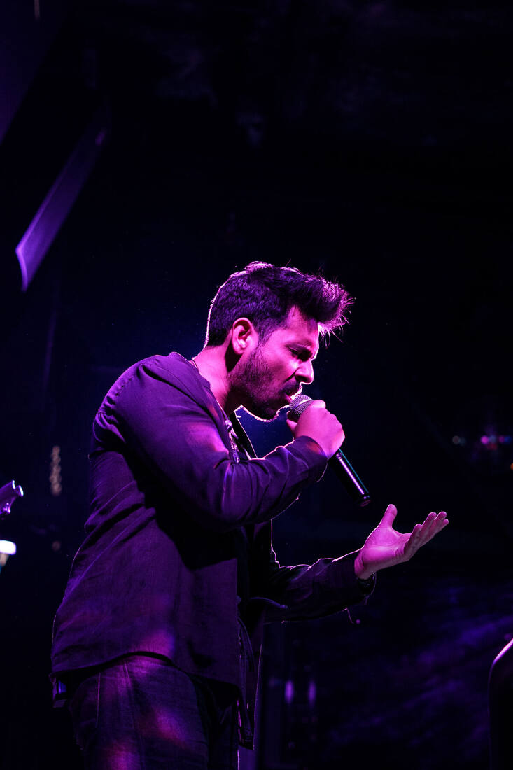 Pedro Parlo interpretando en vivo bajo luz violeta